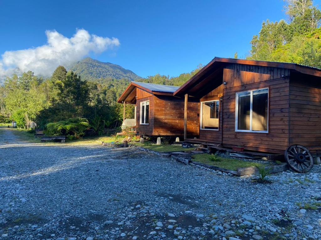Cabanas & Tinajas Entre Volcanes Hornopiren Exterior photo
